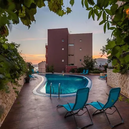 Elegant Hideaway With Pool Apartment *