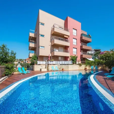 Apartment Elegant Hideaway With Pool